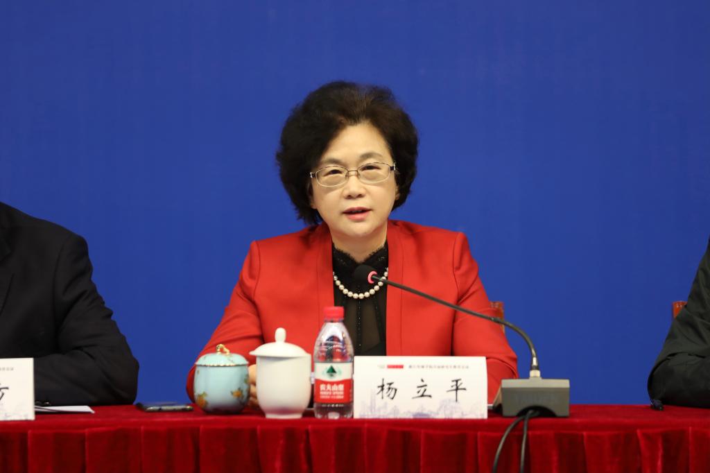 太阳集团首届研究生教育会议举行(图2)